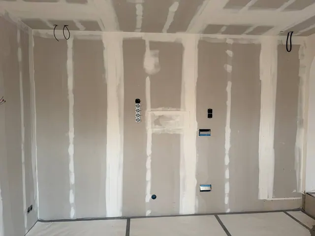 Buizen en wandcontactdozen in de muur, voordat het frame erop komt