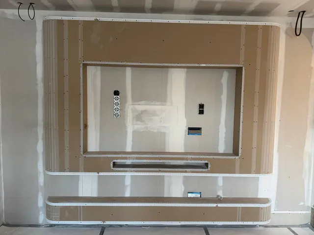 Dezelfde muur met het frame erop: de kabels zitten erachter