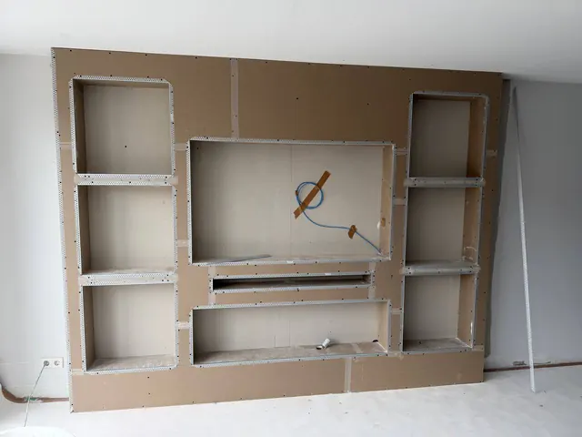 Het frame vangt een muur op die niet recht is