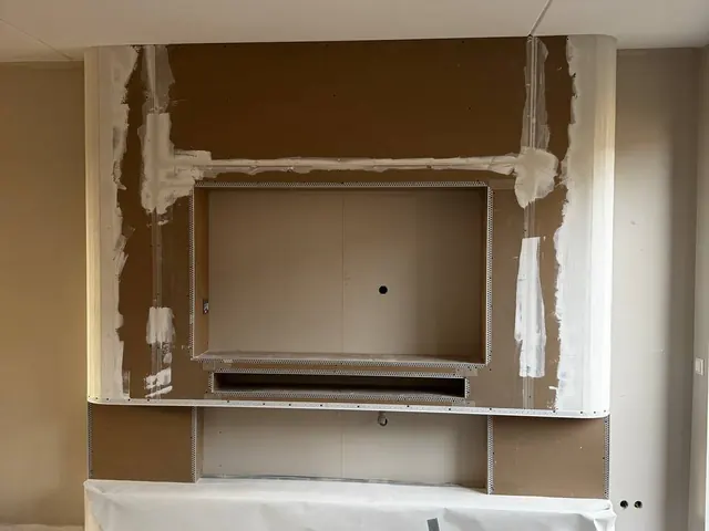 Stucwerk op het frame, vloer afgedekt