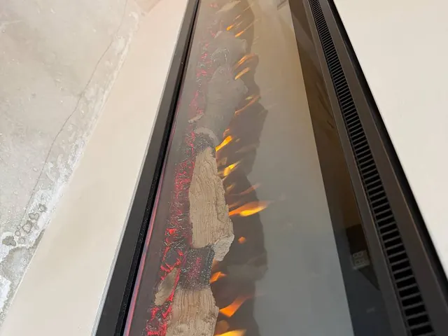 Ingebouwde haard met de ventilatiesleuf erboven