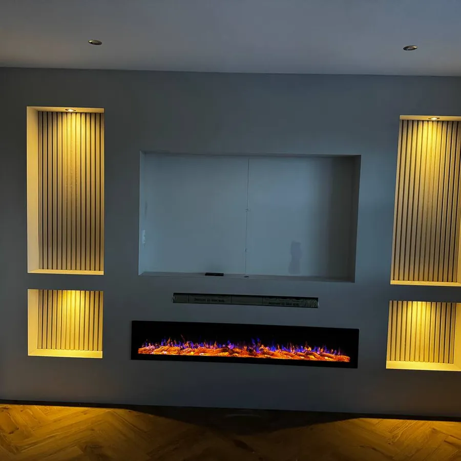 Opgeleverd: van een tv op een meubel naar verlichte lamellen bij avond