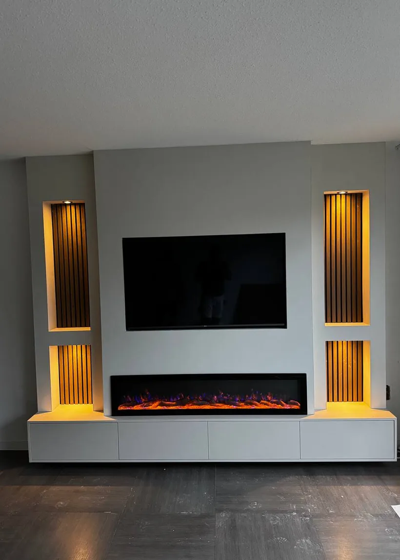 Tv-wand met verlichte lamellen en een sfeerhaard, door ons gebouwd