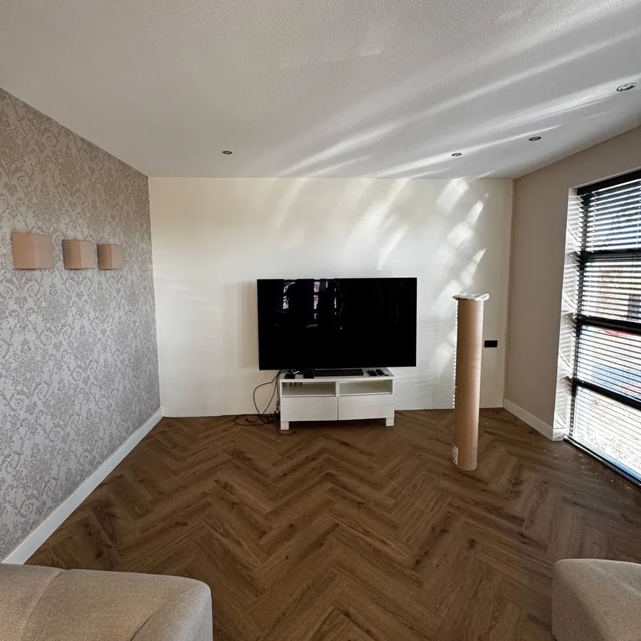 Voor: van een tv op een meubel naar verlichte lamellen bij avond