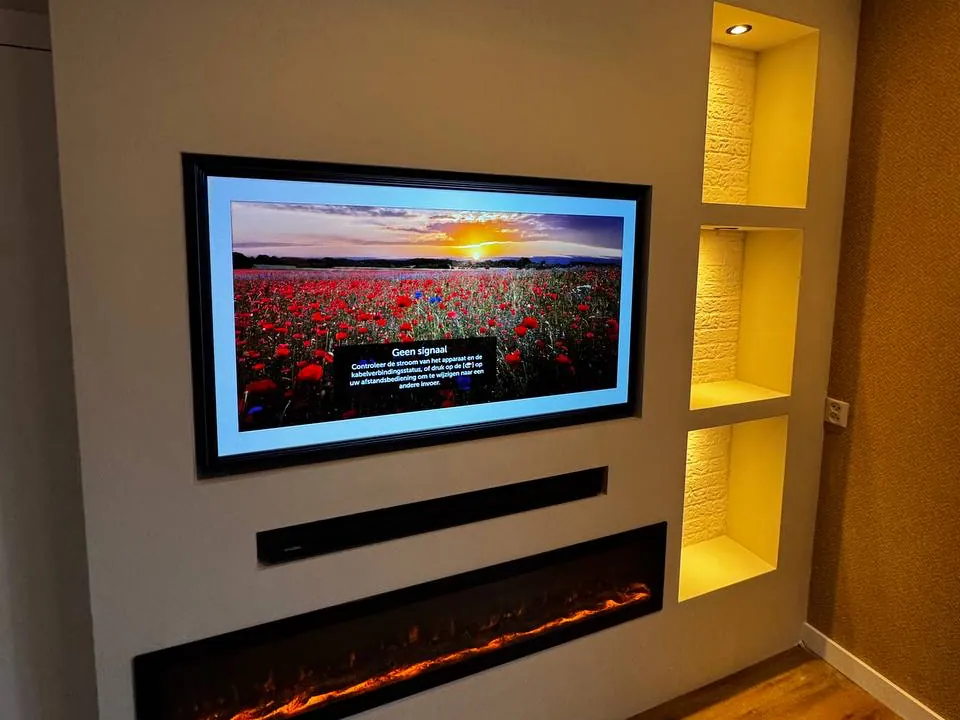 Lange haard en warm licht in de nissen