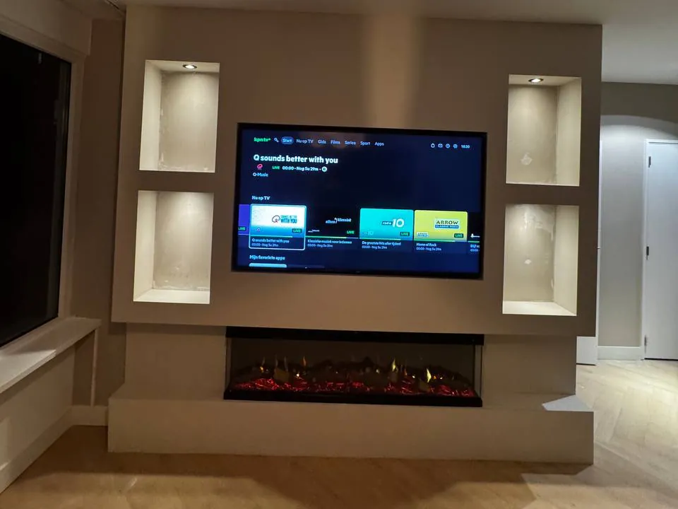 Nissen en haard onder een bloemvormige lamp