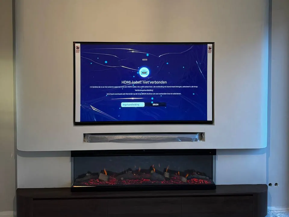 Gebogen wand op een donkere eiken kast