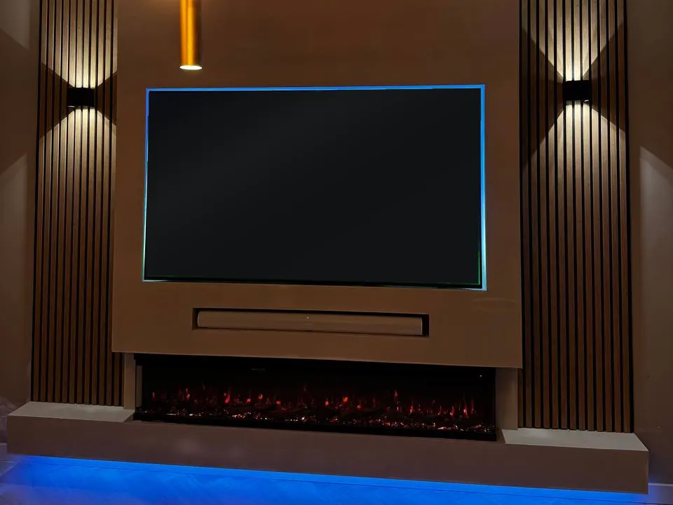 Donkere lamellen, wandlampen en blauwe LED onder de haard