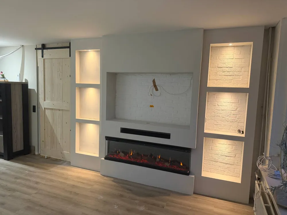 Nissen op een witte bakstenen muur, naast de schuifdeur