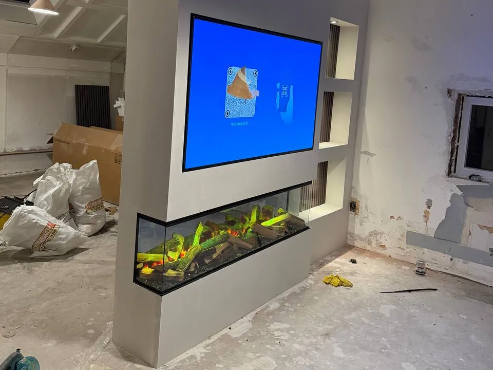 Vrijstaande wand met een haard die je van drie kanten ziet